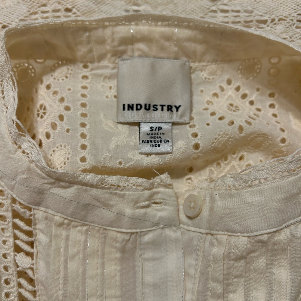 Elegant Cream Blouse with Embroidered Detailing - Picture 6 of 6